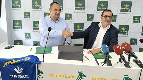 El director de Comunicación y Relaciones Institucionales en Caja Rural, Narciso Prieto, y el presidente del Club Deportivo Olímpico de León, José Pedro Luengo, rubricaron este lunes el acuerdo de colaboración entre ambas entidades, que este año se ve incrementada, en una apuesta por “el desarrollo social y del fútbol femenino leonés”.