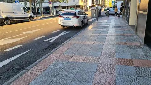 León, con más de 122.000 habitantes censados, enfrenta un problema estructural que condiciona la vida diaria de residentes y visitantes: solo dispone de 179 taxis activos, una cifra insuficiente que se traduce en largas esperas, servicios que nunca llegan y una percepción creciente de abandono por parte del sistema de transporte público.