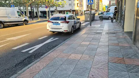 León, con más de 122.000 habitantes censados, enfrenta un problema estructural que condiciona la vida diaria de residentes y visitantes: solo dispone de 179 taxis activos, una cifra insuficiente que se traduce en largas esperas, servicios que nunca llegan y una percepción creciente de abandono por parte del sistema de transporte público.