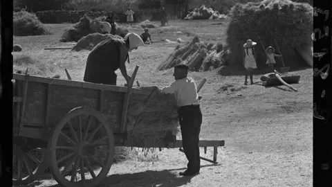 Escenas agrícolas entre Riaño y Portilla de la Reina [Valle con tiendas de campaña y carros de madera para tareas de labranza en el Parque nacional de Picos de Europa]