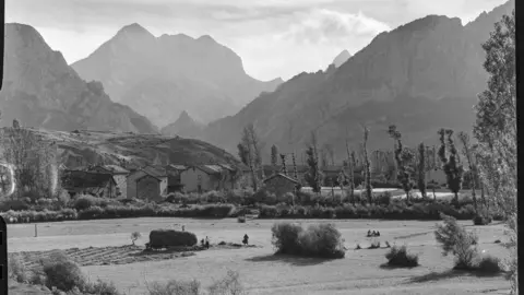 Escenas agrícolas entre Riaño y Portilla de la Reina [Valle con tiendas de campaña y carros de madera para tareas de labranza en el Parque nacional de Picos de Europa]