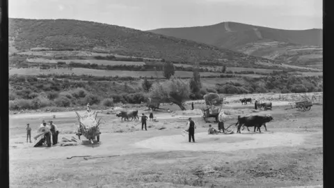 Escenas agrícolas entre Riaño y Portilla de la Reina [Valle con tiendas de campaña y carros de madera para tareas de labranza en el Parque nacional de Picos de Europa]