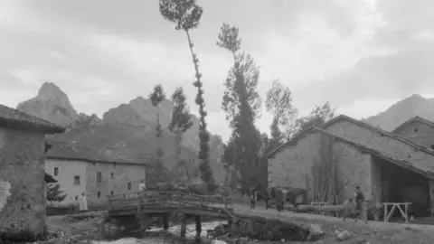 Riaño. Morgenstimmung bei Alt-Riaño mit Brücke und Bach [Ambiente de mañana. Cerca de Riaño, puente y arroyo]
