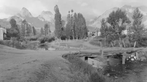 Riaño. Morgenstimmung bei Alt-Riaño mit Brücke und Bach [Ambiente de mañana. Cerca de Riaño, puente y arroyo]