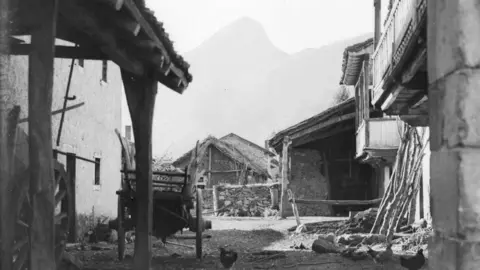 Riaño. Häuser & Berge [Viviendas típicas de piedra con troncos apoyados en el exterior y montañas]