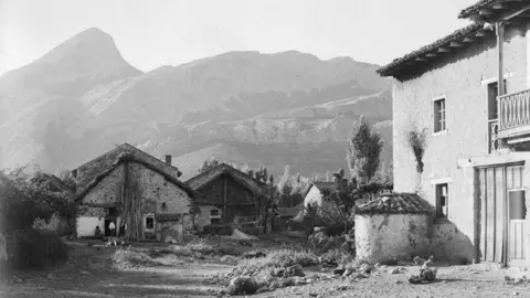 Riaño. Morgenstimmung bei Alt-Riaño mit Brücke und Bach [Ambiente de mañana. Cerca de Riaño, puente y arroyo]