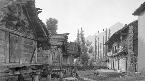 Riaño. Häuser & Berge [Viviendas típicas de piedra con troncos apoyados en el exterior y montañas]