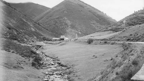 Riaño. Landschaft nahe Puerto del Pontón [Paisaje cerca del puerto del Pontón. Construcción a orillas del río]