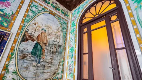 Obra del ceramista y pintor madrileño Daniel Zuloaga en el portal número 3 de la calle Sierra Pambley de León. Foto: Campillo