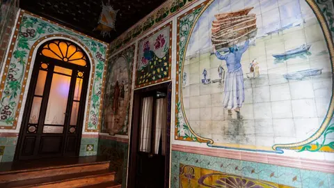 Obra del ceramista y pintor madrileño Daniel Zuloaga en el portal número 3 de la calle Sierra Pambley de León. Foto: Campillo