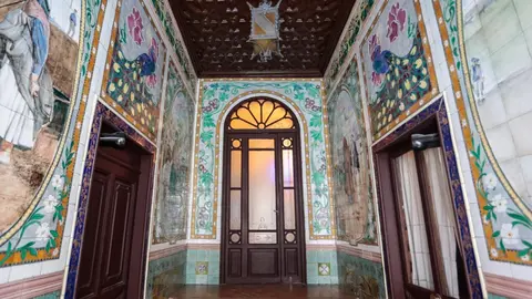 Obra del ceramista y pintor madrileño Daniel Zuloaga en el portal número 3 de la calle Sierra Pambley de León. Foto: Campillo