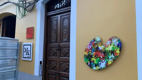 Portal de entrada a los nuevos apartamentos turísticos del edificio de Sierra Pambley 3 tras su rehabilitación.