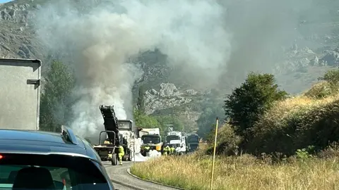 Una máquina de asfaltado se incendió en la mañana de este martes en pleno desarrollo de las obras de conservación de la carretera N-630, a la altura de Villamanín, en la provincia de León. El suceso, que provocó una intensa humareda, obligó a interrumpir temporalmente el tráfico en ambos sentidos, causando largas retenciones en esta vía clave de conexión entre León y Asturias.