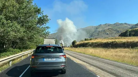 Una máquina de asfaltado se incendió en la mañana de este martes en pleno desarrollo de las obras de conservación de la carretera N-630, a la altura de Villamanín, en la provincia de León. El suceso, que provocó una intensa humareda, obligó a interrumpir temporalmente el tráfico en ambos sentidos, causando largas retenciones en esta vía clave de conexión entre León y Asturias.