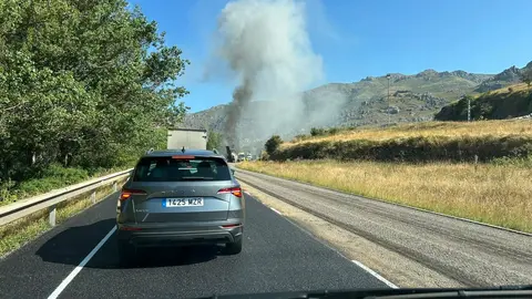 Una máquina de asfaltado se incendió en la mañana de este martes en pleno desarrollo de las obras de conservación de la carretera N-630, a la altura de Villamanín, en la provincia de León. El suceso, que provocó una intensa humareda, obligó a interrumpir temporalmente el tráfico en ambos sentidos, causando largas retenciones en esta vía clave de conexión entre León y Asturias.