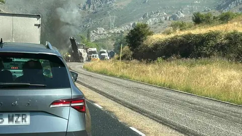Una máquina de asfaltado se incendió en la mañana de este martes en pleno desarrollo de las obras de conservación de la carretera N-630, a la altura de Villamanín, en la provincia de León. El suceso, que provocó una intensa humareda, obligó a interrumpir temporalmente el tráfico en ambos sentidos, causando largas retenciones en esta vía clave de conexión entre León y Asturias.