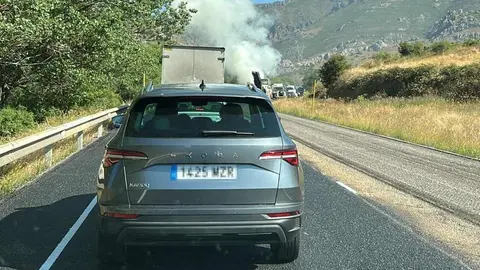 Una máquina de asfaltado se incendió en la mañana de este martes en pleno desarrollo de las obras de conservación de la carretera N-630, a la altura de Villamanín, en la provincia de León. El suceso, que provocó una intensa humareda, obligó a interrumpir temporalmente el tráfico en ambos sentidos, causando largas retenciones en esta vía clave de conexión entre León y Asturias.