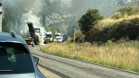 Una máquina de asfaltado se incendió en la mañana de este martes en pleno desarrollo de las obras de conservación de la carretera N-630, a la altura de Villamanín, en la provincia de León. El suceso, que provocó una intensa humareda, obligó a interrumpir temporalmente el tráfico en ambos sentidos, causando largas retenciones en esta vía clave de conexión entre León y Asturias.