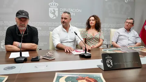El diputado de Cultura, Arte y Patrimonio, Emilio Martínez, presenta el festival Luna de Cortos. Junto a él, el director del certamen, Balbino Ferrero (i); la presentadora, Rosario Granell (2d); y el coleccionista de proyectores Miguel Pérez ‘Trébol’(d). Foto: Campillo