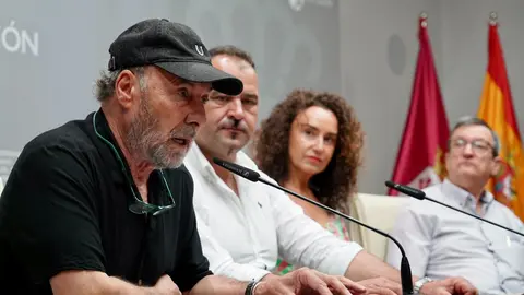 El diputado de Cultura, Arte y Patrimonio, Emilio Martínez, presenta el festival Luna de Cortos. Junto a él, el director del certamen, Balbino Ferrero (i); la presentadora, Rosario Granell (2d); y el coleccionista de proyectores Miguel Pérez ‘Trébol’(d). Foto: Campillo