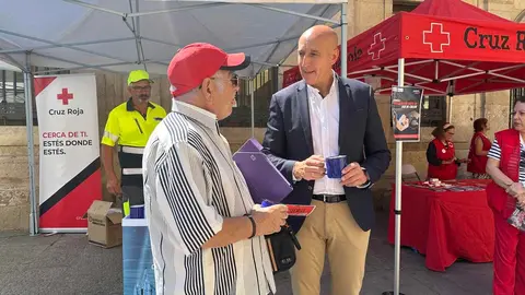 Ante las altas temperaturas que afectan a la provincia de León, Cruz Roja y Aguas de León han puesto en marcha la campaña ‘En guardia contra el calor’, con el objetivo de sensibilizar a la población y fomentar hábitos saludables que ayuden a prevenir los efectos negativos del calor extremo, especialmente en los colectivos más vulnerables. Foto: AytoLeon