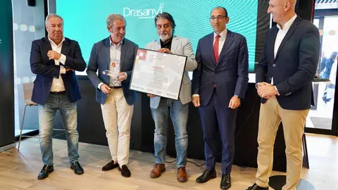 La empresa Drasanvi, dedicada desde 1993 a desarrollar, distribuir y comercializar productos naturales para la salud, belleza y bienestar, recibió este lunes el Premio Pyme del Año 2025 de León, un galardón que conceden el Banco Santander y la Cámara de Comercio de León, en colaboración con la Cámara de España y el Diario de León. Foto: Campillo