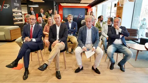 La empresa Drasanvi, dedicada desde 1993 a desarrollar, distribuir y comercializar productos naturales para la salud, belleza y bienestar, recibió este lunes el Premio Pyme del Año 2025 de León, un galardón que conceden el Banco Santander y la Cámara de Comercio de León, en colaboración con la Cámara de España y el Diario de León. Foto: Campillo