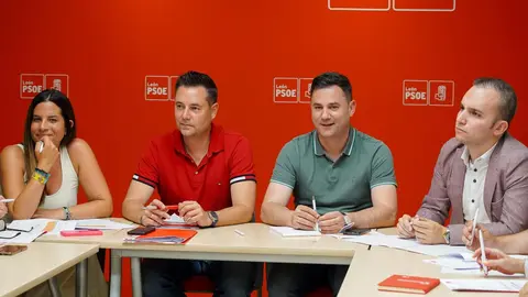 El secretario de Organización del Partido Socialista de Castilla y León, Daniel de la Rosa, mantiene una reunión de trabajo con el secretario de Organización del PSOE de León, Daniel San José. Junto a ellos, la vicesecretaria del PSOE en Castilla y León, Nuria Rubio y el secretario provincial del partido en León, Javier Alfonso Cendón. Foto: Campillo.