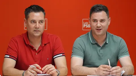 El secretario de Organización del Partido Socialista de Castilla y León, Daniel de la Rosa, junto al secretario provincial del PSOE de León, Javier Alfonso Cendón. Foto: Campillo