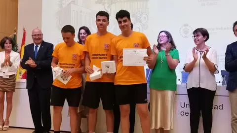 Equipo ‘Los Gripadores’: Oliver López, Julián Ramos y Hugo Flórez, del IES Juan del Enzina, recogiendo el segundo premio categoría Bachillerato.