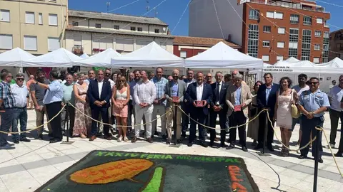 El presidente de la Diputación de León, Gerardo Álvarez Courel, ha participado este miércoles en la inauguración de la XXXIV edición de la Feria Agroganadera y del Ajo de Veguellina de Órbigo.