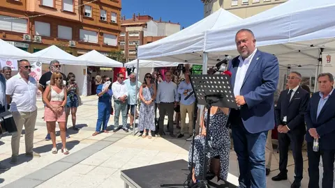 El presidente de la Diputación de León, Gerardo Álvarez Courel, ha participado este miércoles en la inauguración de la XXXIV edición de la Feria Agroganadera y del Ajo de Veguellina de Órbigo.