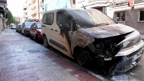Incendio de un vehículo estacionado en la avenida de San Mamés de León. Foto: Campillo