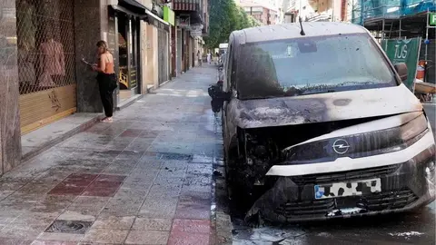 Incendio de un vehículo estacionado en la avenida de San Mamés de León. Foto: Campillo
