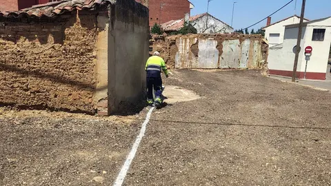 El Ayuntamiento de Valencia de Don Juan ha dado un paso importante para resolver una de las principales preocupaciones de vecinos y visitantes: la escasez de aparcamiento en el centro urbano. En cuestión de días, se han habilitado 250 nuevas plazas gracias a la transformación de nueve solares privados en zonas de estacionamiento público.