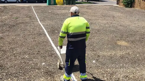 El Ayuntamiento de Valencia de Don Juan ha dado un paso importante para resolver una de las principales preocupaciones de vecinos y visitantes: la escasez de aparcamiento en el centro urbano. En cuestión de días, se han habilitado 250 nuevas plazas gracias a la transformación de nueve solares privados en zonas de estacionamiento público.