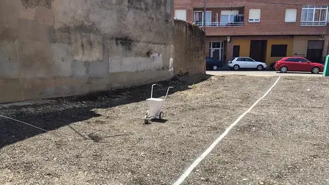El Ayuntamiento de Valencia de Don Juan ha dado un paso importante para resolver una de las principales preocupaciones de vecinos y visitantes: la escasez de aparcamiento en el centro urbano. En cuestión de días, se han habilitado 250 nuevas plazas gracias a la transformación de nueve solares privados en zonas de estacionamiento público.