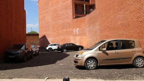 El Ayuntamiento de Valencia de Don Juan ha dado un paso importante para resolver una de las principales preocupaciones de vecinos y visitantes: la escasez de aparcamiento en el centro urbano. En cuestión de días, se han habilitado 250 nuevas plazas gracias a la transformación de nueve solares privados en zonas de estacionamiento público.