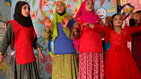Varias niñas afganas juegan, cantan y bailan en un espacio seguro para la infancia en la provincia de Maidan Wardak. Foto: Alfonso F. Reca