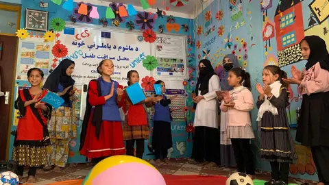 Varias niñas afganas juegan, cantan y bailan en un espacio seguro para la infancia en la provincia de Maidan Wardak. Foto: Alfonso F. Reca