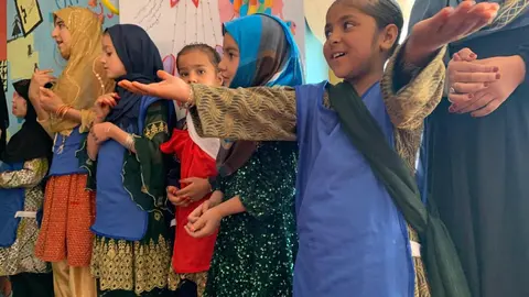 Varias niñas afganas juegan, cantan y bailan en un espacio seguro para la infancia en la provincia de Maidan Wardak. Foto: Alfonso F. Reca