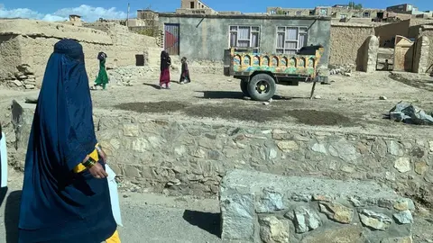 Una mujer camina junto al camino en Maidan Wardak. Foto: Alfonso F. Reca