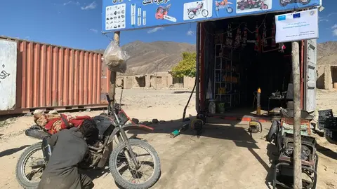 Un joven afgano ha podido montar un taller de motocicletas en Maidan Wardak gracias a un proyecto de cooperación internacional. Foto: Alfonso F. Reca