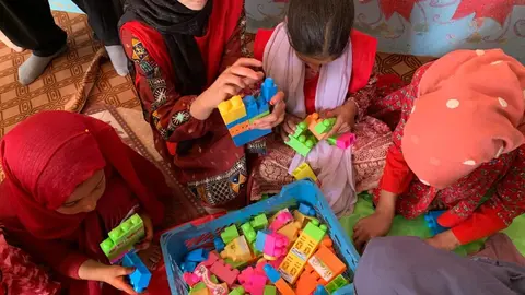 Varias niñas afganas juegan, cantan y bailan en un espacio seguro para la infancia en la provincia de Maidan Wardak. Foto: Alfonso F. Reca