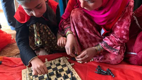 Varias niñas afganas juegan, cantan y bailan en un espacio seguro para la infancia en la provincia de Maidan Wardak. Foto: Alfonso F. Reca