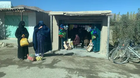 Un pequeño negocio junto a la carretera en Maidan Wardak. Foto: Alfonso F. Reca