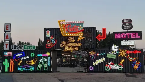 El aparcamiento del estadio Reino de León se transforma desde este jueves en un auténtico ‘hamburguesódromo’, con la llegada de The Champions Burger, el mayor festival gastronómico del país dedicado en exclusiva a la hamburguesa. Más de 15 food trucks de hamburgueserías de toda España aterrizan por primera vez en León, desplegando una oferta culinaria que promete superar todas las expectativas.