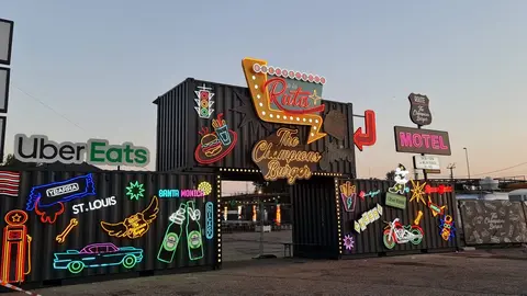 El aparcamiento del estadio Reino de León se transforma desde este jueves en un auténtico ‘hamburguesódromo’, con la llegada de The Champions Burger, el mayor festival gastronómico del país dedicado en exclusiva a la hamburguesa. Más de 15 food trucks de hamburgueserías de toda España aterrizan por primera vez en León, desplegando una oferta culinaria que promete superar todas las expectativas.