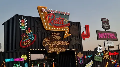 El aparcamiento del estadio Reino de León se transforma desde este jueves en un auténtico ‘hamburguesódromo’, con la llegada de The Champions Burger, el mayor festival gastronómico del país dedicado en exclusiva a la hamburguesa. Más de 15 food trucks de hamburgueserías de toda España aterrizan por primera vez en León, desplegando una oferta culinaria que promete superar todas las expectativas.