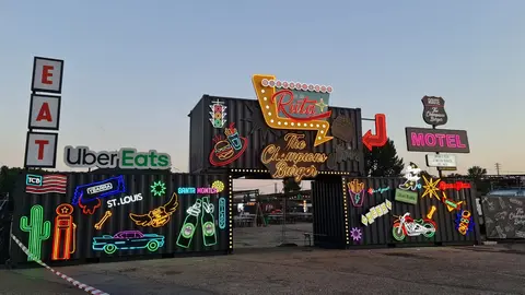 El aparcamiento del estadio Reino de León se transforma desde este jueves en un auténtico ‘hamburguesódromo’, con la llegada de The Champions Burger, el mayor festival gastronómico del país dedicado en exclusiva a la hamburguesa. Más de 15 food trucks de hamburgueserías de toda España aterrizan por primera vez en León, desplegando una oferta culinaria que promete superar todas las expectativas.